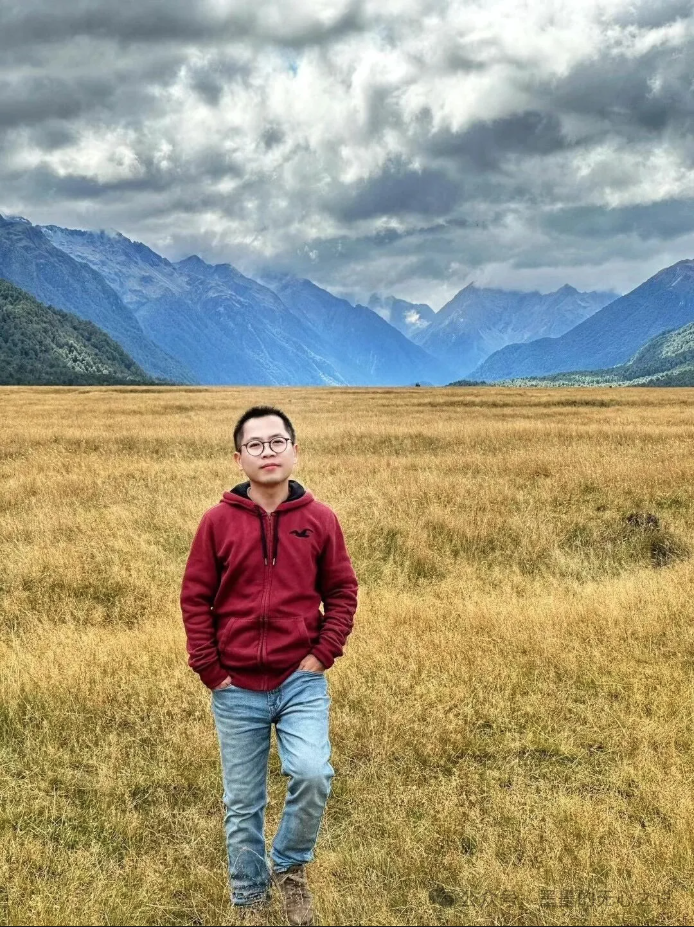 墨墨站在山谷草地上的原文照片