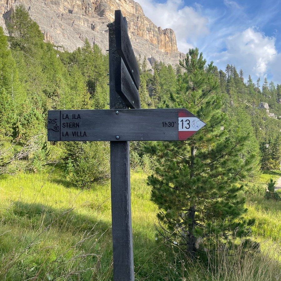 山间步道上的路标