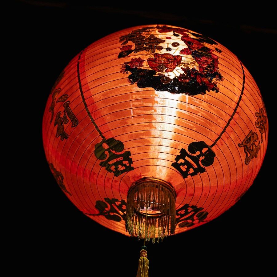夜色里亮着的一盏红灯笼