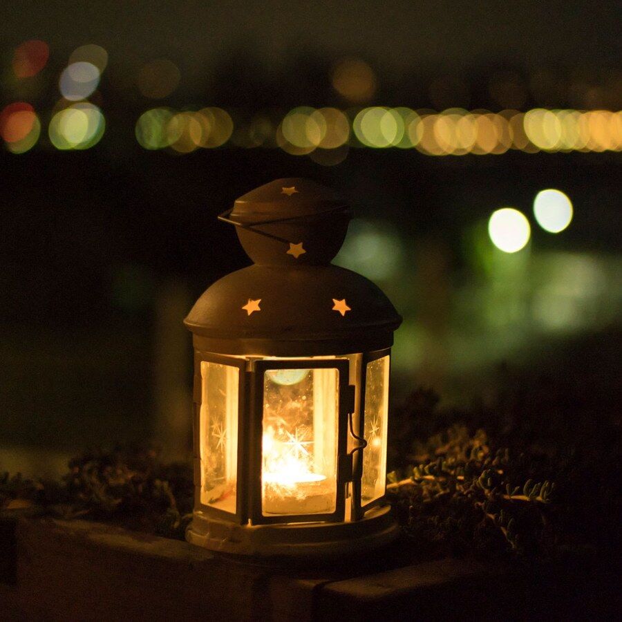 夜里一盏发着暖光的灯笼