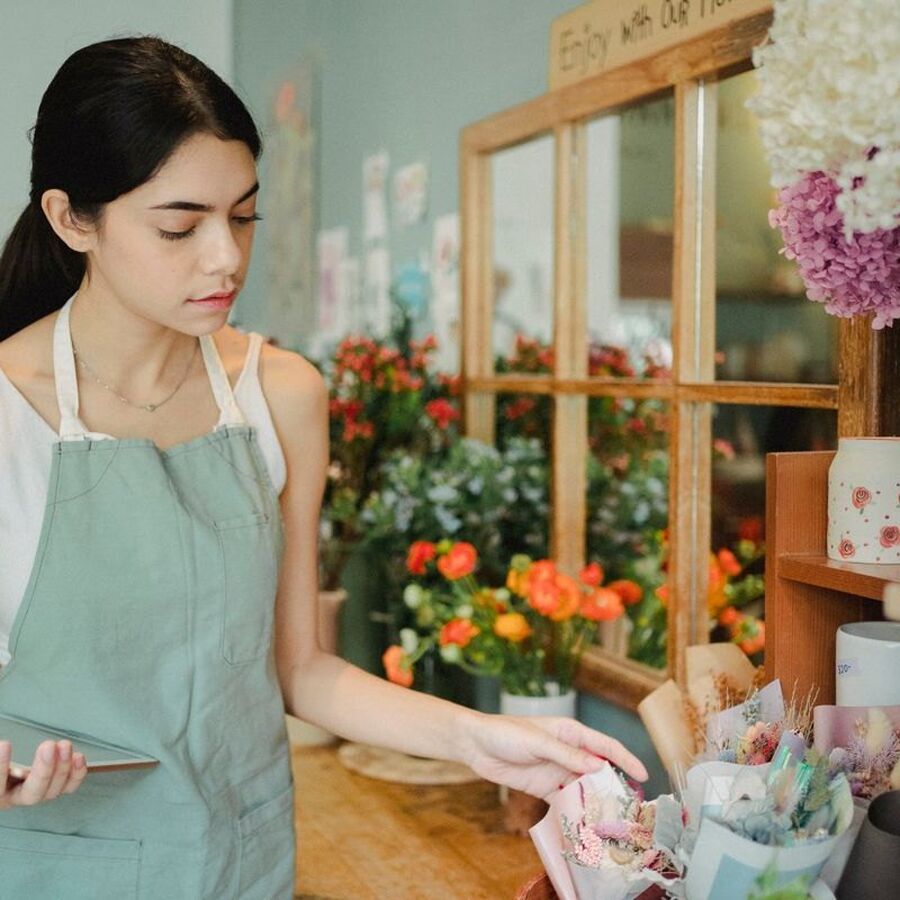 第14篇封面 · 花店工作台前的花艺师