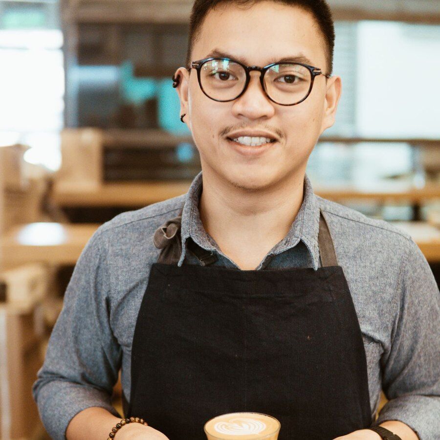 第21篇封面 · 吧台后手持咖啡的咖啡师