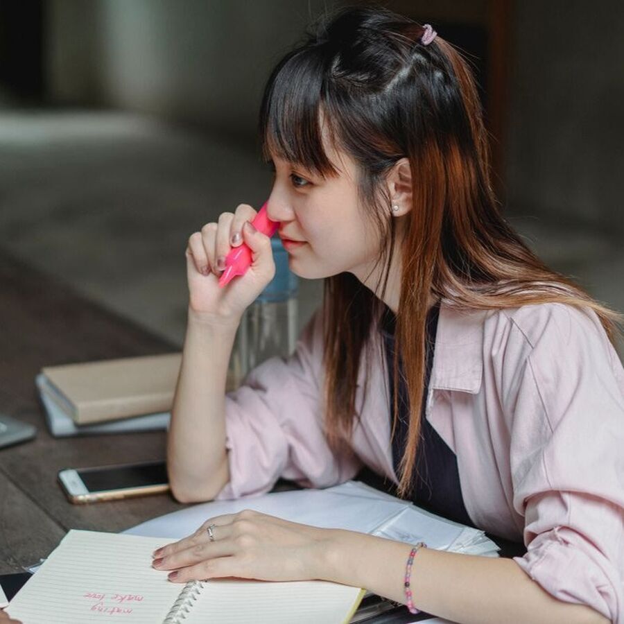 第22篇封面 · 伏案学习的人