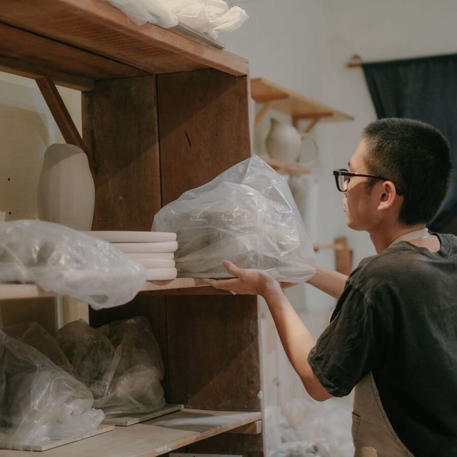 第26篇封面 · 工匠在工作室陈列制成的陶器