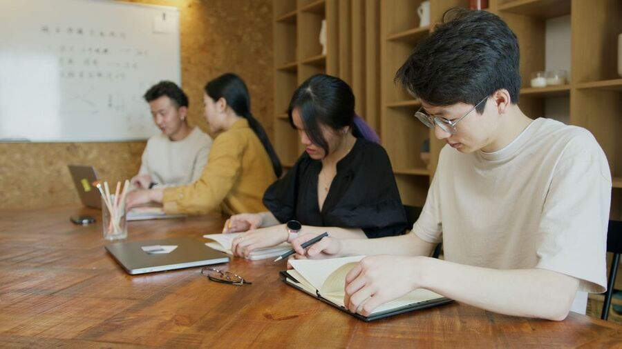 教室里共同学习的成人